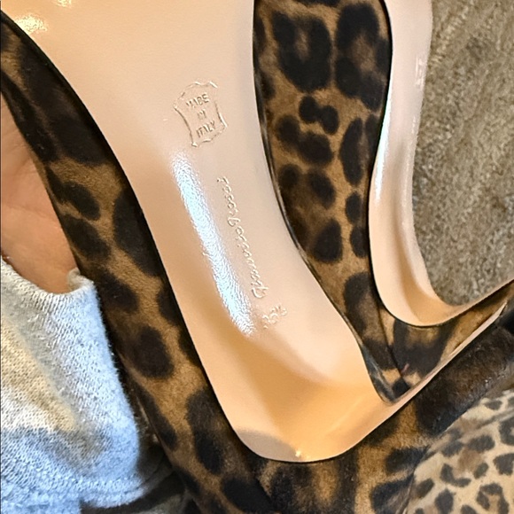 Gianvito Rossi Camoscio Leopard Print Pumps - Picture 8 of 8